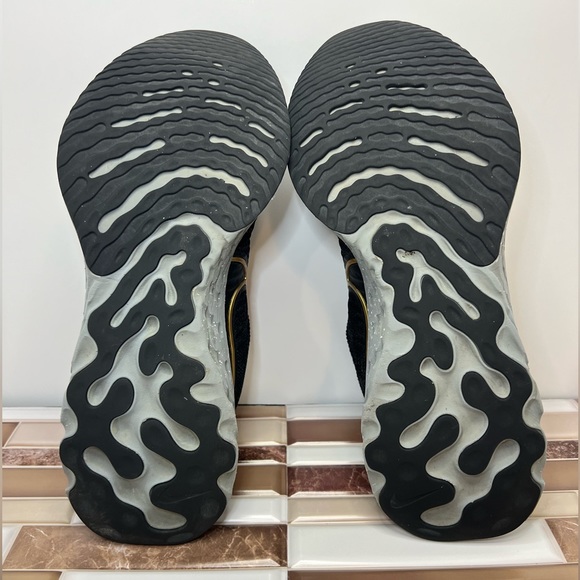 Nike React Infinity Run Flyknit 2(MEN) size 9 - Picture 15 of 16